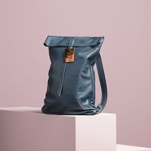 nahrbtnik iz telečjega usnja z logotipom Cupre, Seat Lifestyle Merchandise, 408 evrov